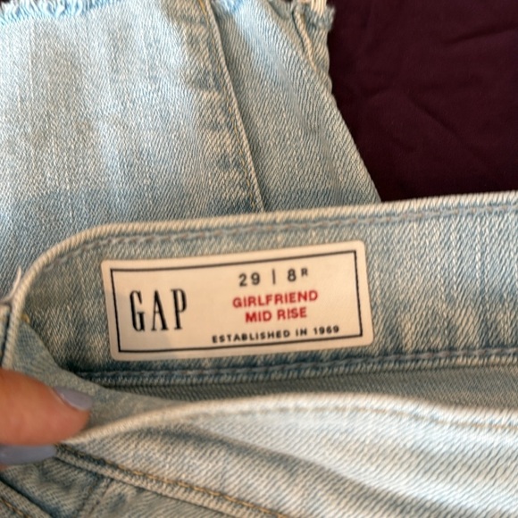 GAP Girlfriend Mid Rise Raw Hem Jeans Light Wash 29/8R - Picture 2 of 7